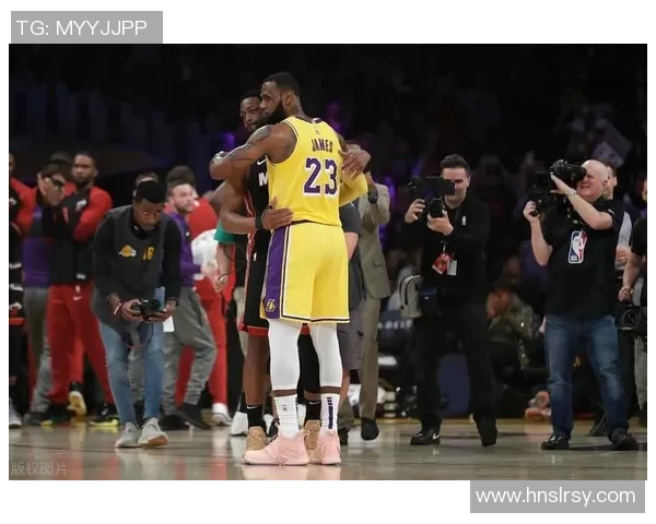 热火与湖人季后赛首场精彩对决全场录像回放及精彩瞬间分析